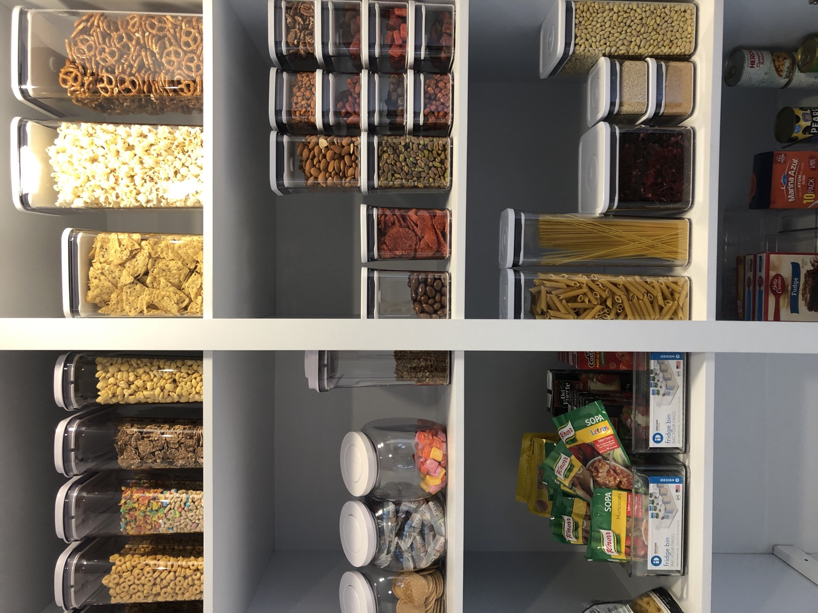 Alacena organizada con contenedores uniformes