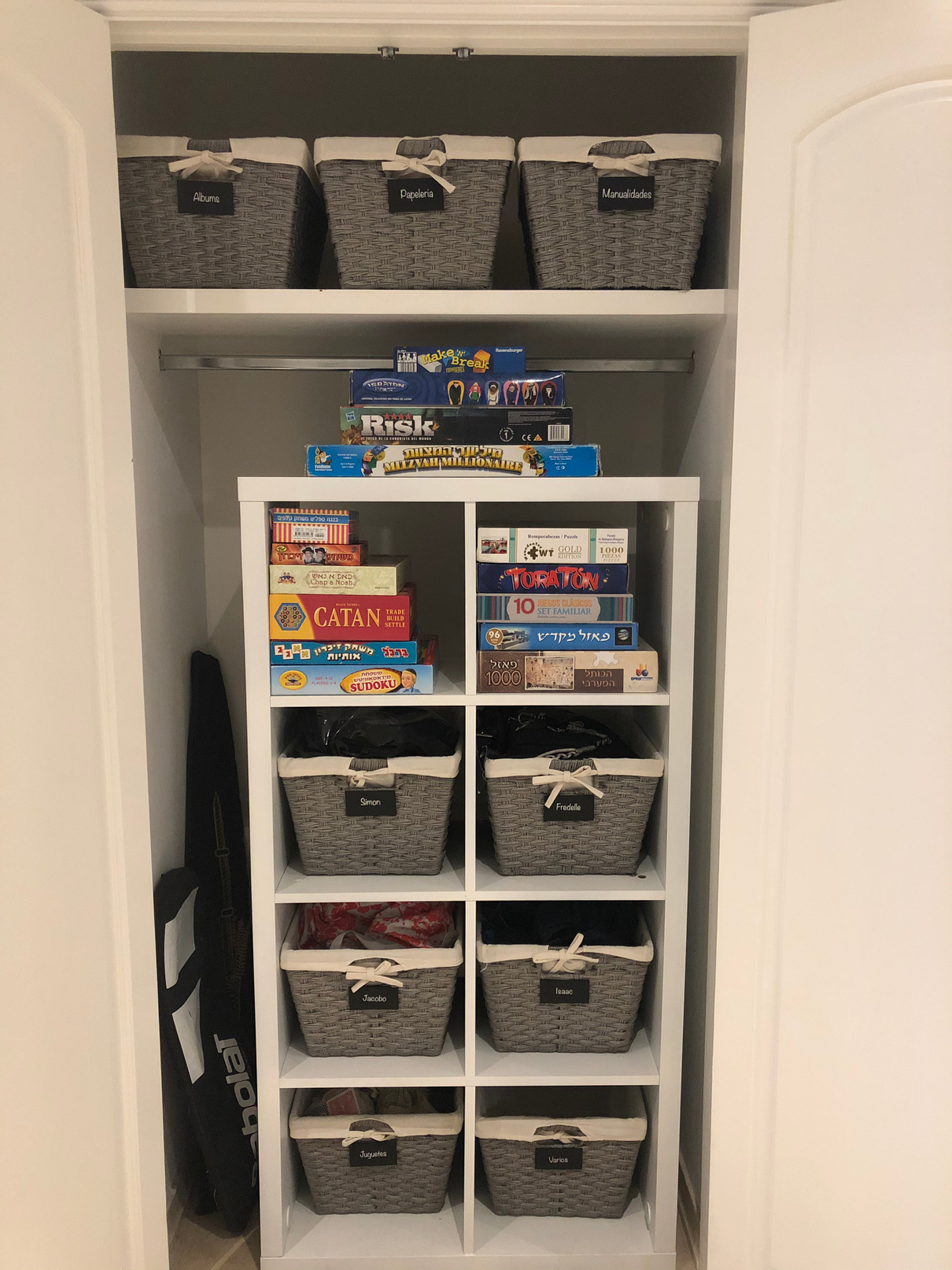 Closet organizado con canastas y juegos de mesa