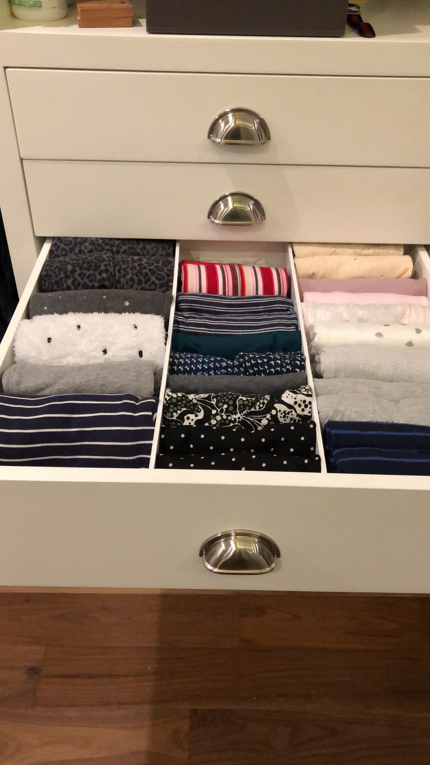 Cajón con ropa doblada en vertical