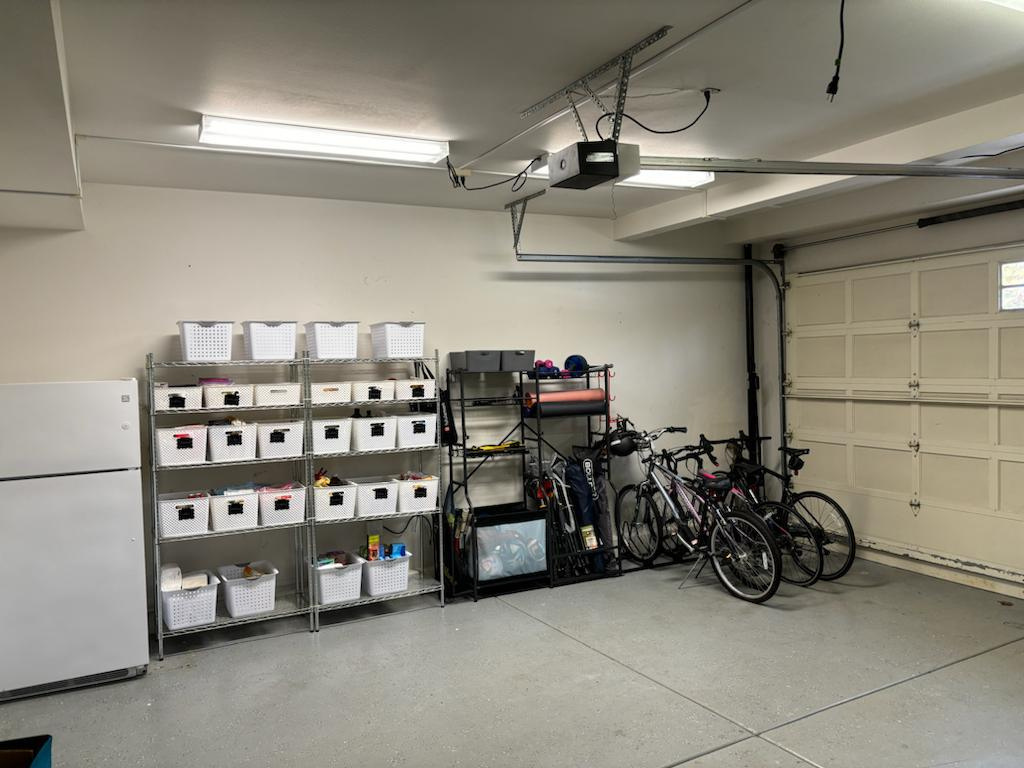 Garage organizado con cajas etiquetadas