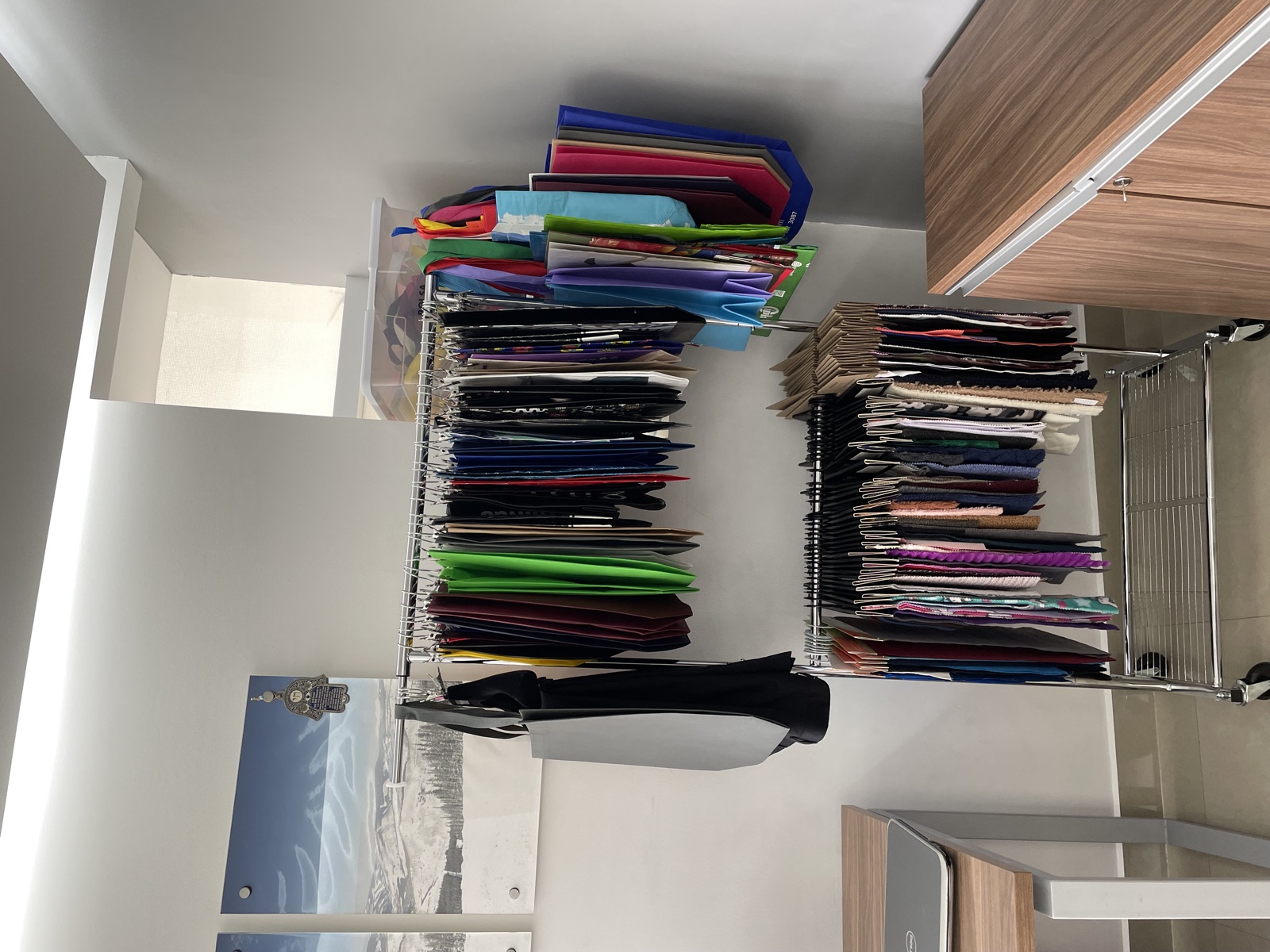Telas colgadas y organizadas por color